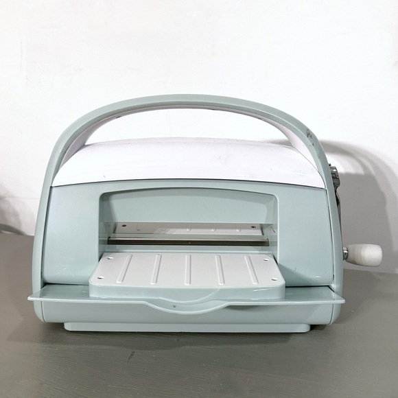 Cricut Mint Cuttlebug Embossing Die Cutting Machine — ONLY MACHINE - Picture 3 of 7